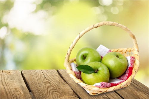 Korb mit Äpfeln auf Holztisch - Frankfurter Apfelweinfestival