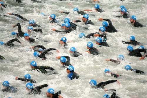 Schwimmer im Wasser - Mainova Ironman